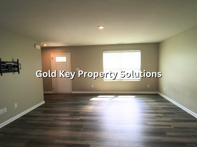 Building Photo - 9739 Oak Grove Dr