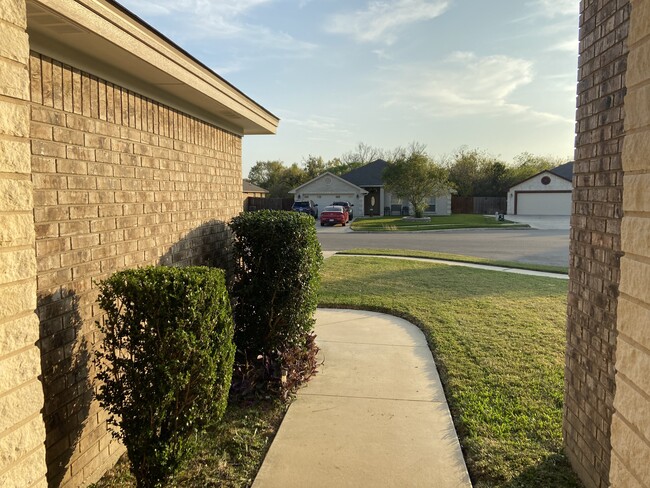 Building Photo - 4007 Salt Fork Dr