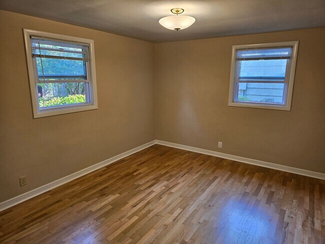 Building Photo - 3 Bedroom Home in a Flourishing Garden Property
