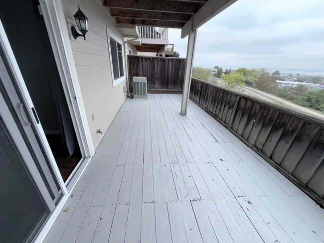 Building Photo - 533 Bustos Pl