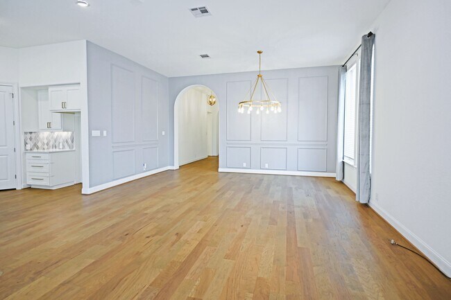Building Photo - 1438 Oaklawn Dr