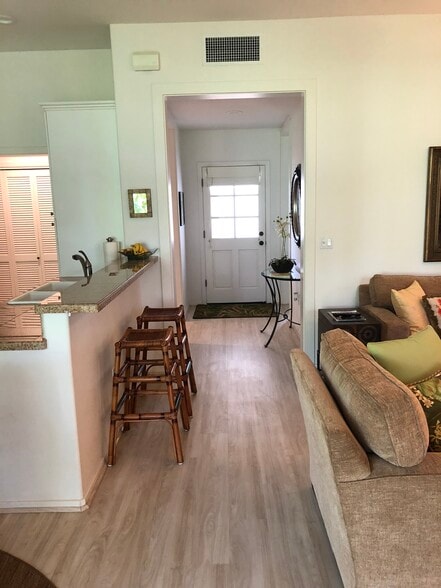 Looking at entry from LR - 92-1212 Olani St