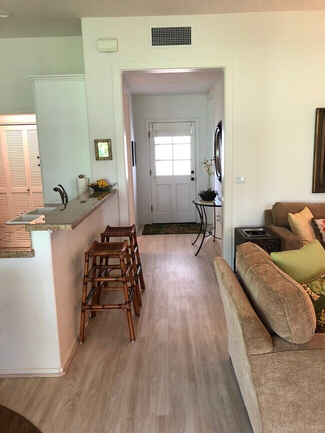 Looking at entry from LR - 92-1212 Olani St