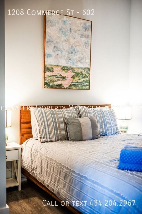 Building Photo - 1208 Commerce St