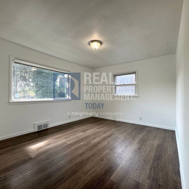 Building Photo - 2021 E 72nd St