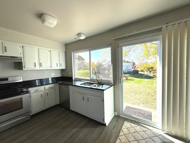 Building Photo - 1992 Holbrook Ln