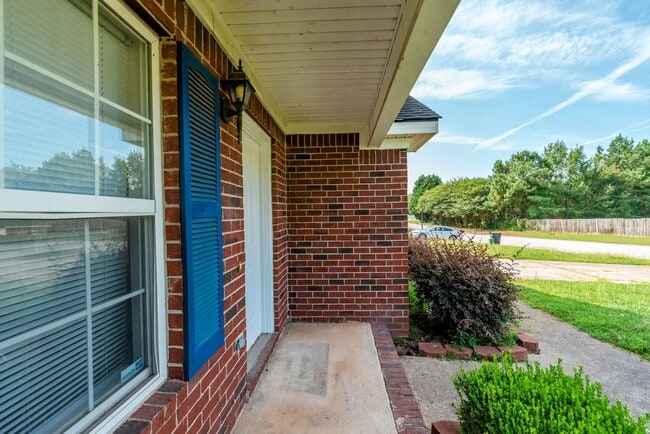 Building Photo - $1,395 - 3 bed/2 bath house for rent, fully renovated!