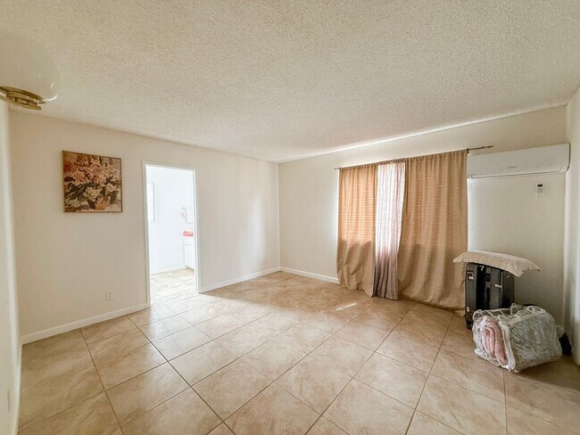 Building Photo - 2 Bedroom Yucca Valley Home