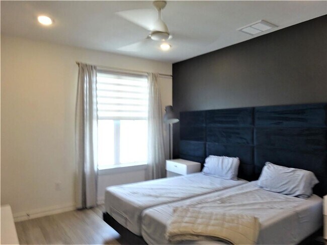 Building Photo - Gorgeous Condo in Desirable East Austin Lo...