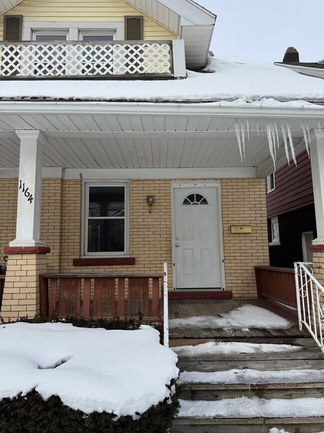 Building Photo - Single Family Home 3 bedroom 1 bath new paint flooring with basement fenced in yard