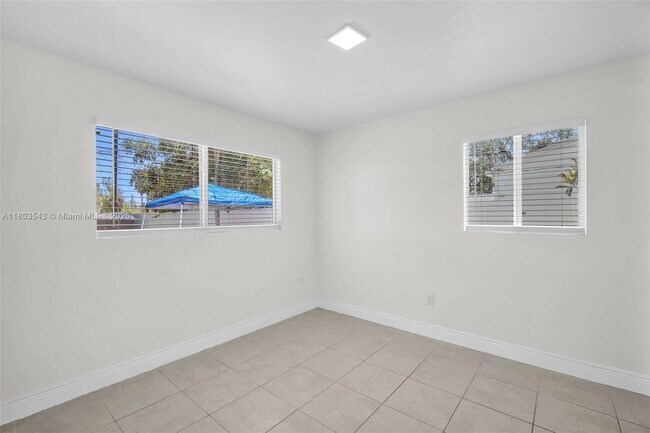 Building Photo - 1550 NE 131st Ln