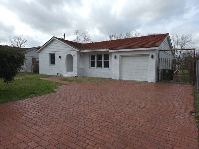 Building Photo - 4607 Englewood St