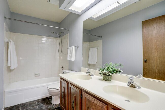 Building Photo - 15219 Silverman St