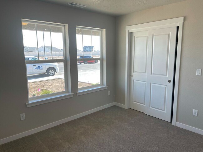Building Photo - 4 bedroom 2 bath large loft area upstairs / All bedrooms downstairs