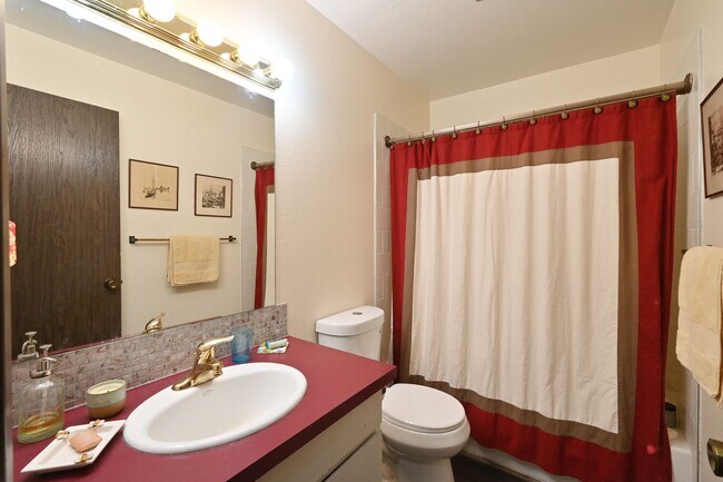 Building Photo - Beautiful 2-bed, 2-bath condo in Seattle f...