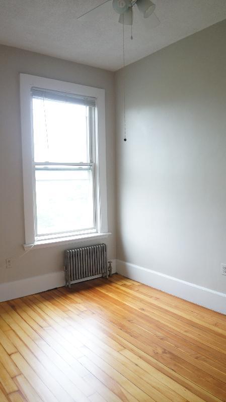 Building Photo - 554 E 4th St