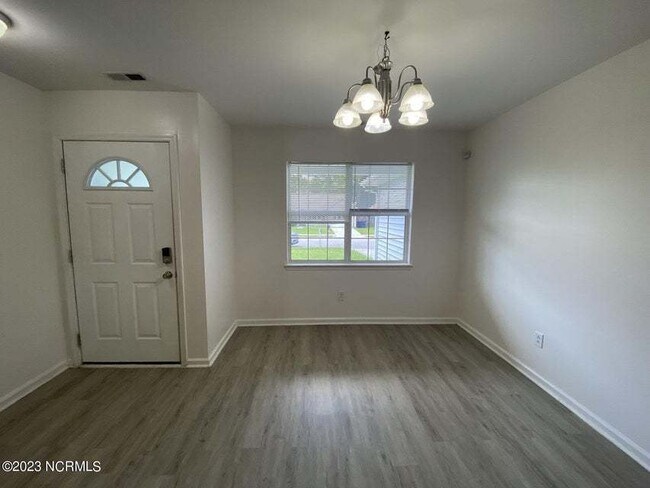 Building Photo - Beautiful 3 Bedroom, 2 Bath Home-3016 E. Windgate Ct.