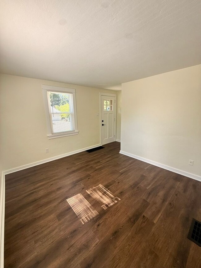 Building Photo - Gorgeous Updated 3BR Home | Granite Countertops | Detached Garage | Huge Backyard