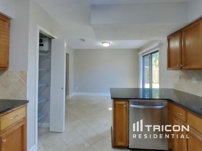 Building Photo - 2435 Burns Dr