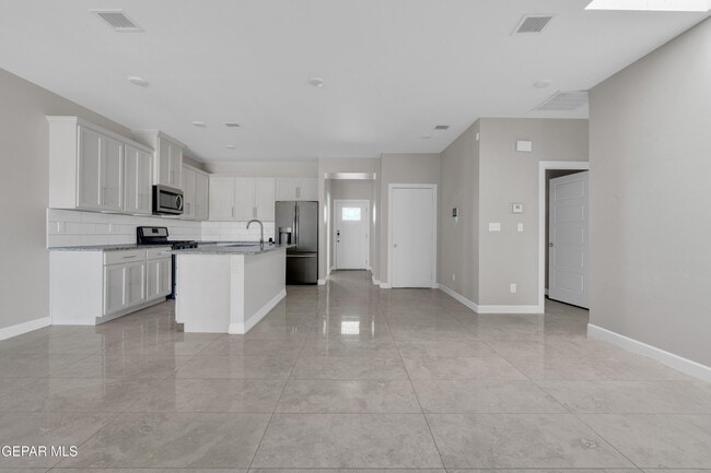 Building Photo - 815 TS Daniel Cadena Dr