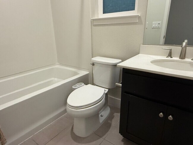 Building Photo - Beautiful and Modern 4 Bedroom 3 Bath Alma...