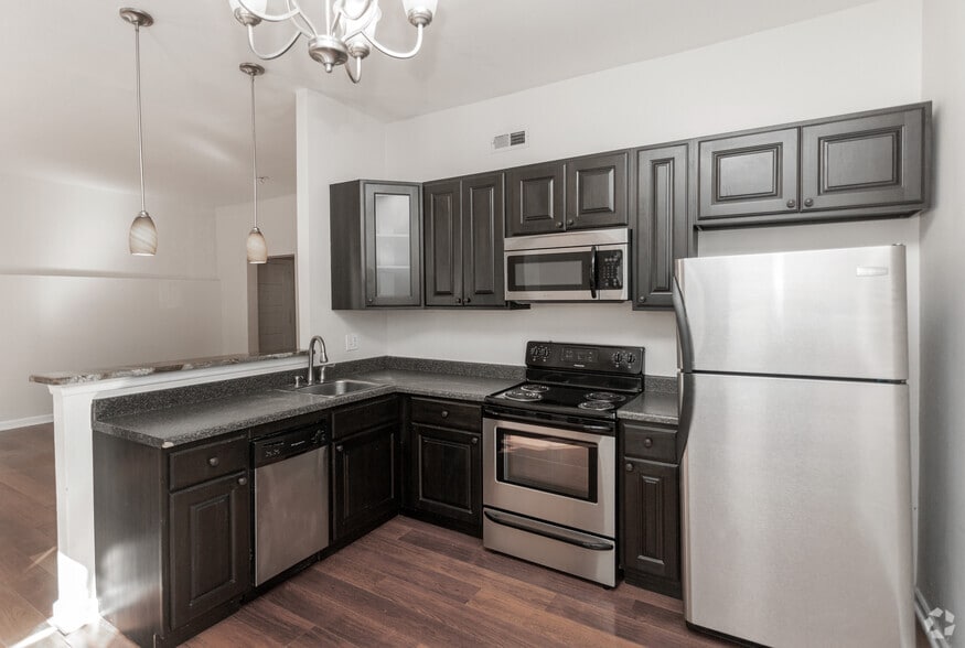 2BR, 1BA - 1100 SF - Indy Downtown Colonial Apartments