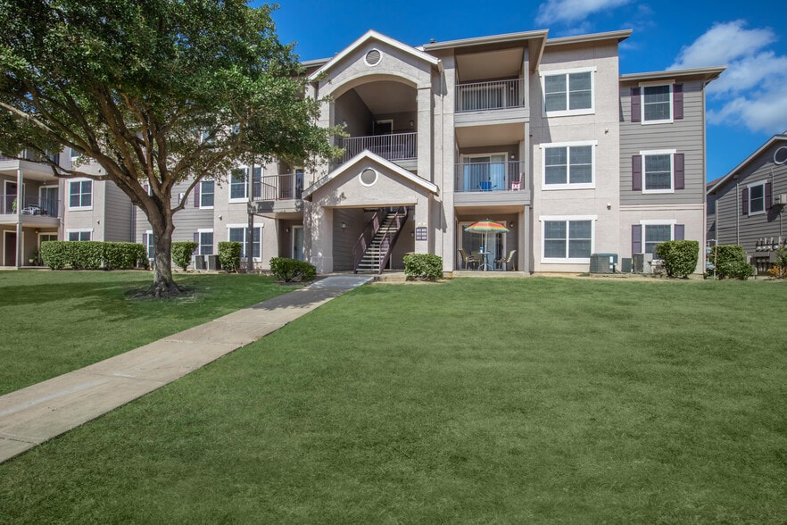 Primary Photo - Avonmora Apartments