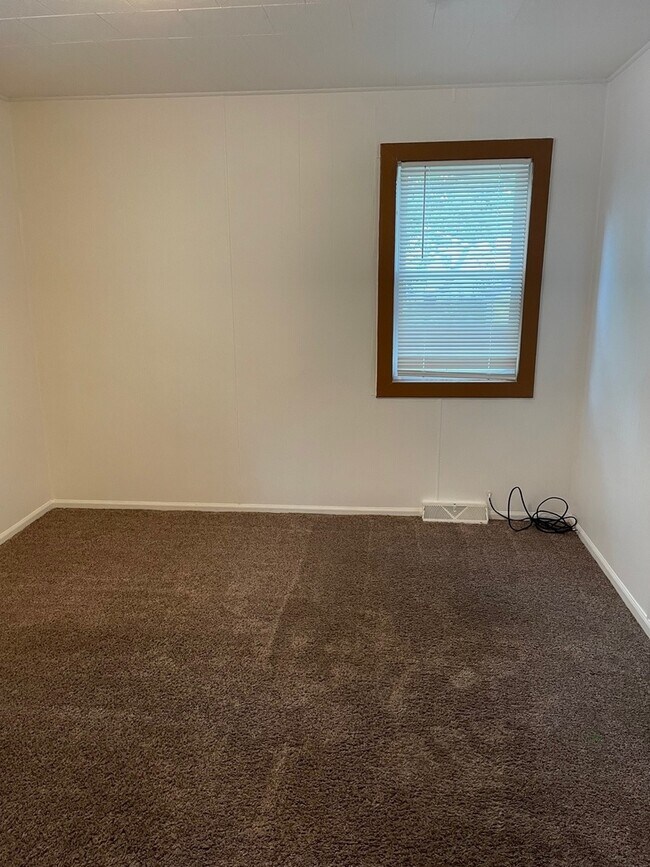 Building Photo - 327 Fairlawn Dr