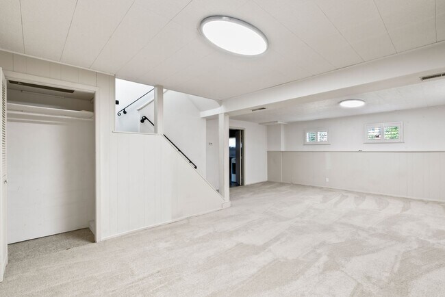 Building Photo - Charming Single-Family Home in a Desirable...