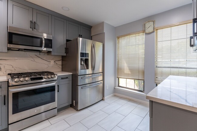 Building Photo - 3 bed 2.5 bath