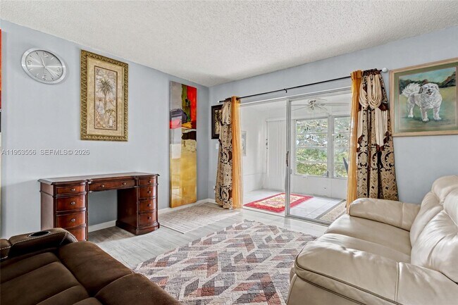 Building Photo - 1040 Country Club Dr