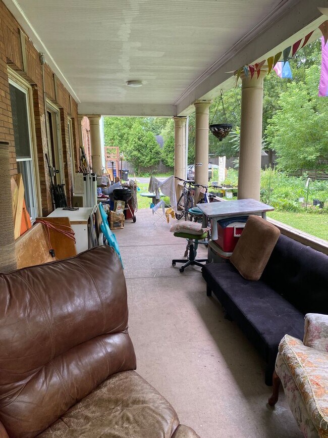 Building Photo - Available 6/1/26 Spacious 2nd/3rd Floor Du...