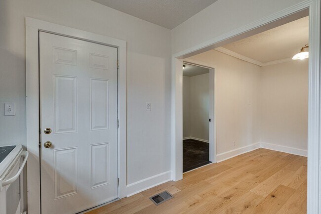 Building Photo - Two Bedroom Home For Rent!