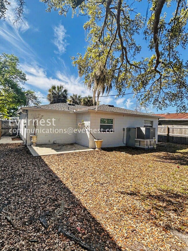 Building Photo - 1885 Shore Acres Blvd NE