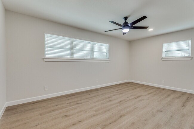 Building Photo - 2805 Sandage Ave