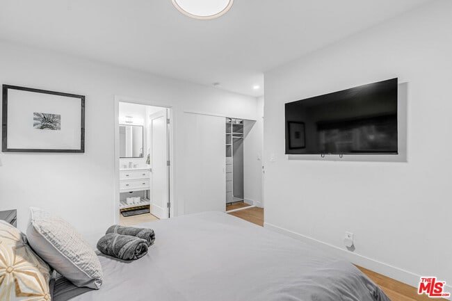 Building Photo - 3935 Kentucky Dr