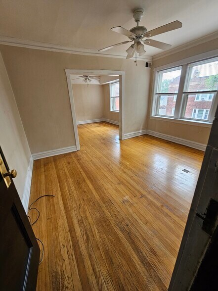 Primary Photo - 3054 W Berteau Ave