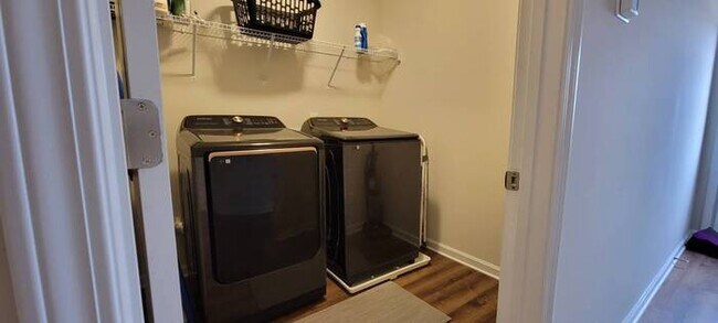 Building Photo - Furnished rental