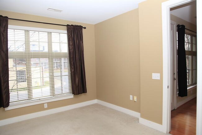 Building Photo - Ideal corner unit! 2bd/2bth home overlooki...