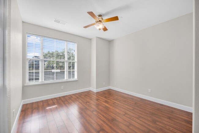 Building Photo - Townhouse - Beautiful 4bdrm, 3 bath - Rocklin
