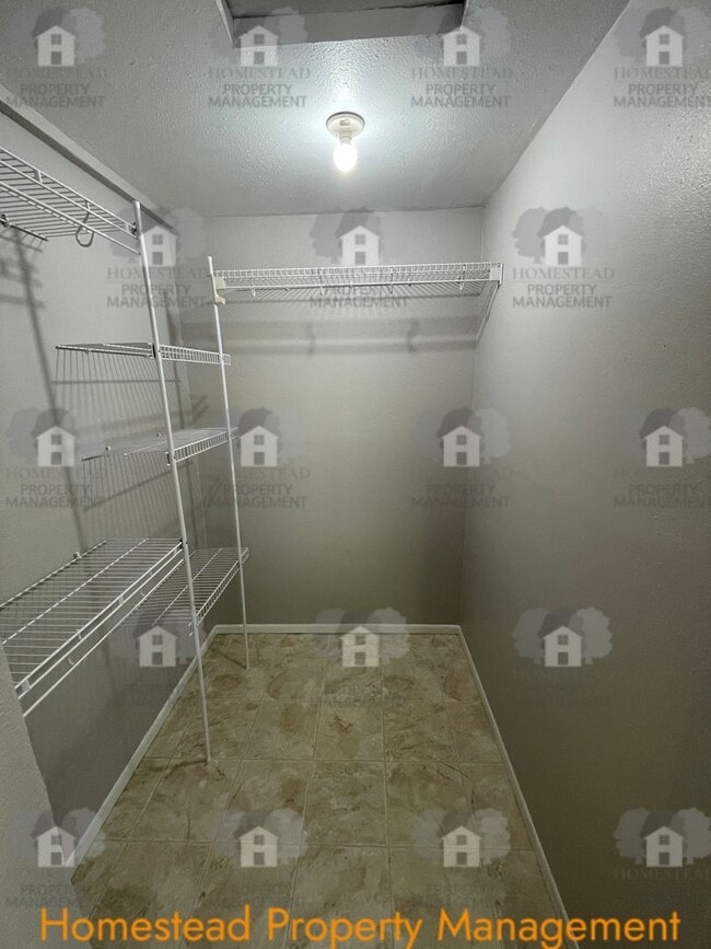 Building Photo - Hard to find 3 bedroom 2, bathroom.