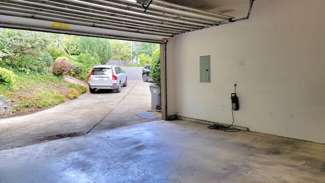 Building Photo - Beautiful Contemporary 3 bed/2ba home in M...