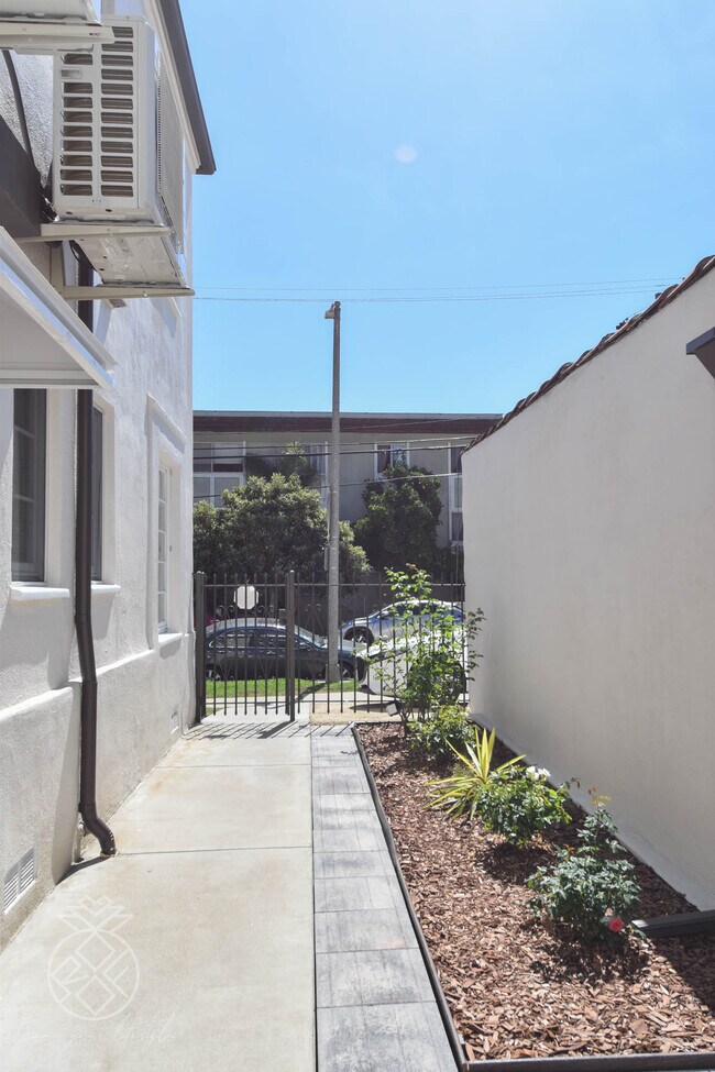 Building Photo - 1069 S Holt Ave