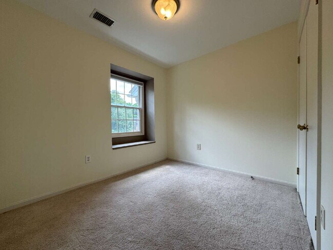 Building Photo - Delightful End-Unit Townhome in Courts of ...