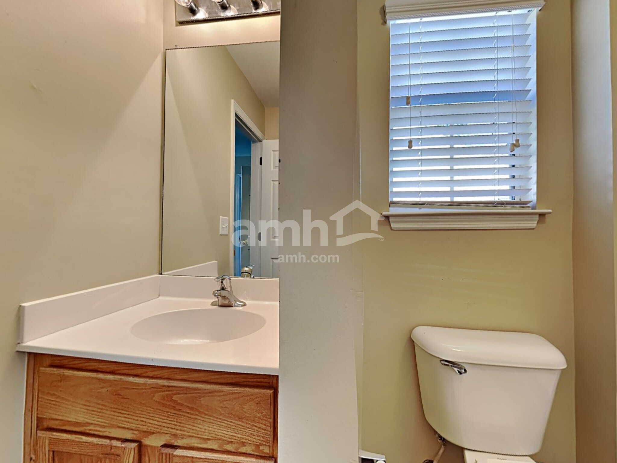 Building Photo - 9001 Greenbriar Dr