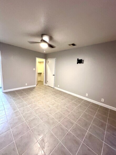Building Photo - 9013 W Elm St