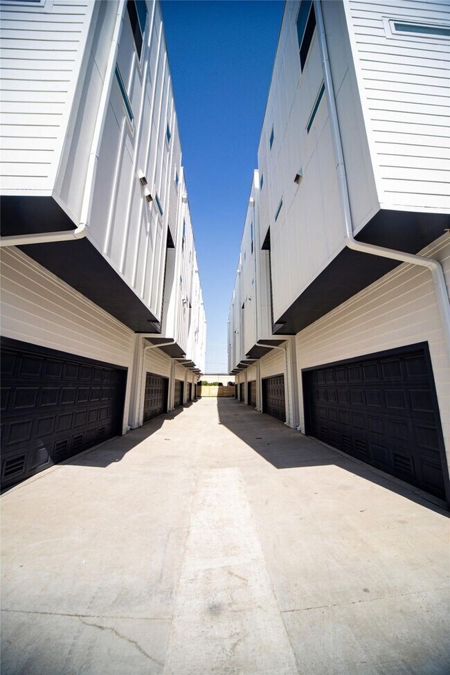 Building Photo - Urbane Crest Drive #236