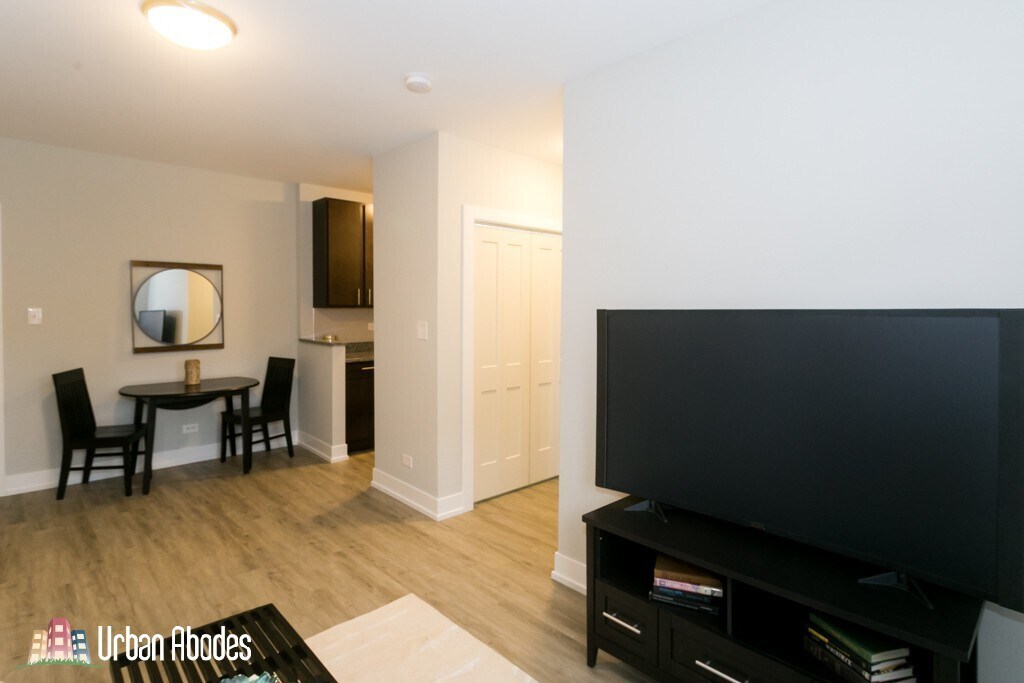 Building Photo - 703 W Brompton Ave