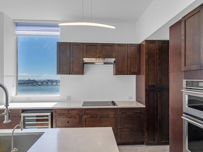 Building Photo - 725 NE 22nd St