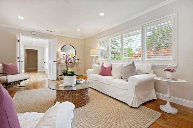 Building Photo - Updated 3 bedroom + office & pool, single ...